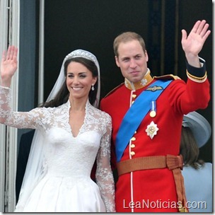 The newly-wed couple Princess Catherine and Prince William wave together on the balcony of Buckingham Palace in London, Britain, 29 April 2011, after their marriage ceremony. Guests from all over the world have been invited to celebrate the wedding of Prince William and Kate Middleton. Photo: Peter Kneffel dpa