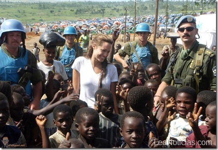 Angelina_Jolie_congo-sept-2003-001