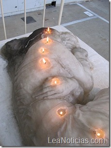 Espeluznante escultura de una mujer hecha con velas 04