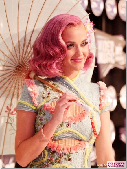 Katy-Perry-at-the-2011-VMAs-Red-Carpet-435x580