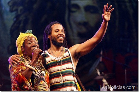 Rita-y-Ziggy-Marley-esposa-e-h_54205793892_53389389549_600_396