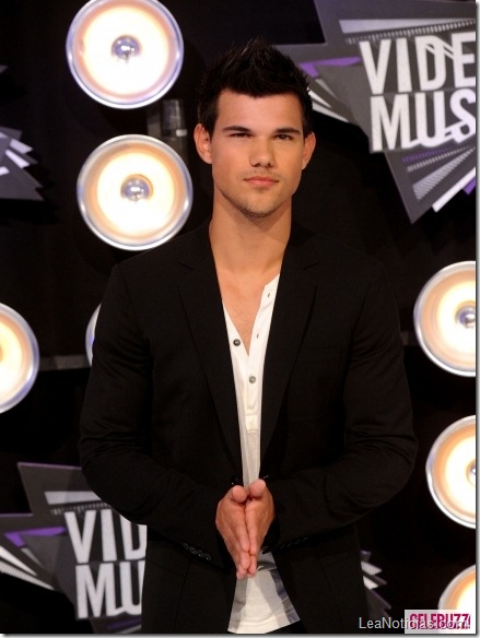 Taylor-Lautner-at-the-2011-MTV-VMAs-Red-Carpet-2-435x580