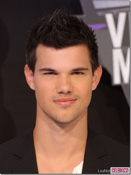 Taylor-Lautner-at-the-2011-MTV-VMAs-Red-Carpet-435x580