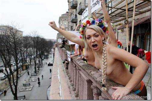 mujeres-protestan-topless-en-ucrania