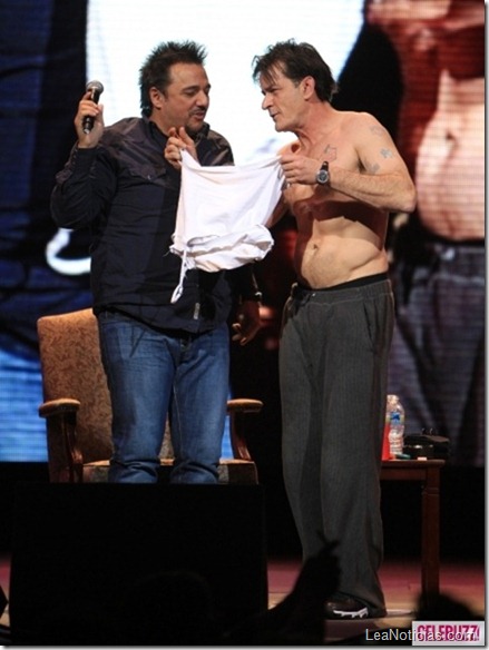 charlie-sheen-cleveland-concert-performance-3-435x580