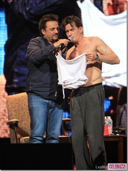 charlie-sheen-cleveland-concert-performance-4-435x580