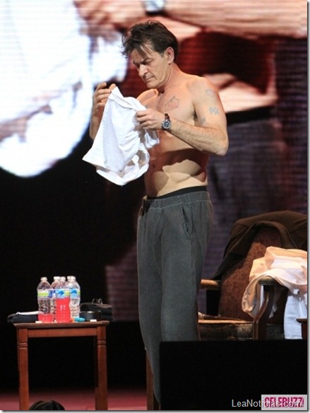 charlie-sheen-cleveland-concert-performance-5-435x580