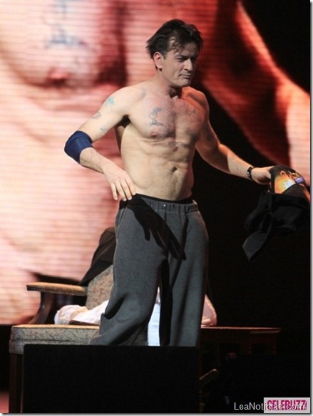 charlie-sheen-cleveland-concert-performance-8-435x580