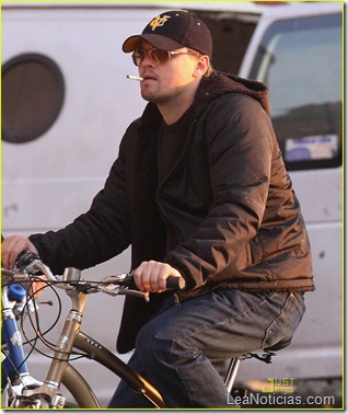 leonardo-dicaprio-smoking-bicycle-10-859x1024