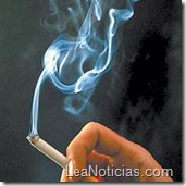 mano_sujeta_cigarro_encendido