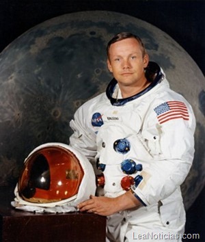 neil_armstrong_pose-300x354