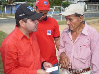 Coordinador Regional Elio Bellorín atiende  a usuario durante su estadia en las instalaciones