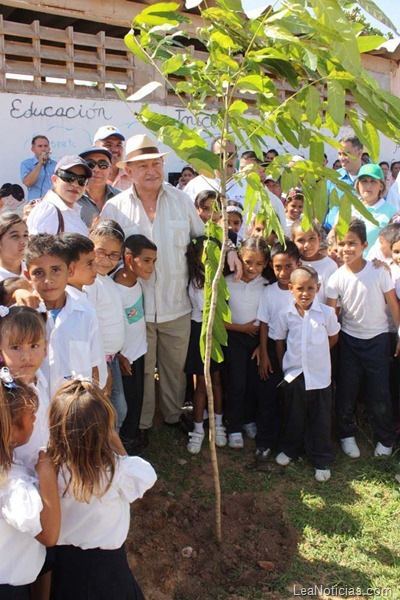 FOTO 1 GIRA ADMINISTRATIVA EN COCHE # 41 SIEMBRA UN ARBOL