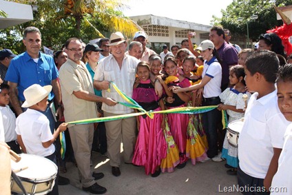 FOTO 1 GIRA ADMINISTRATIVA # 41 EN COCHE INAUGURACION ESCUELA AGUSTIN HERNADEZ
