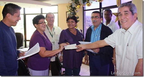 FOTO 1 RESPONSABILIDAD SOCIAL ENTREGA DE CHEQUE A CONSEJO COMUNAL DE SAN ANTONIO