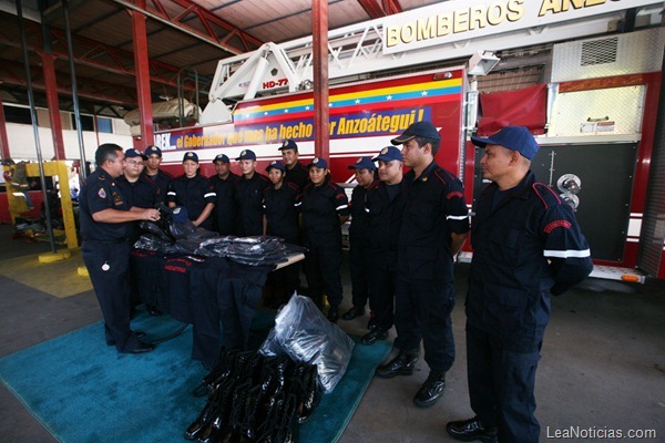 comandante del cuerpo d bomberos entregando uniformes