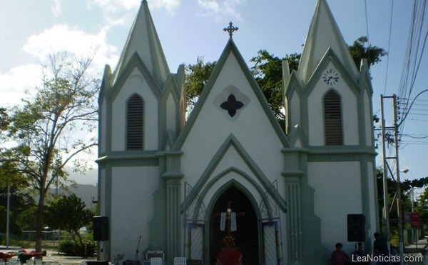 cruz-grande-margarita-iglesia