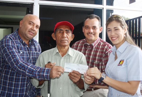 FOTO 3 Más de 620 mil bolívares en ayudas