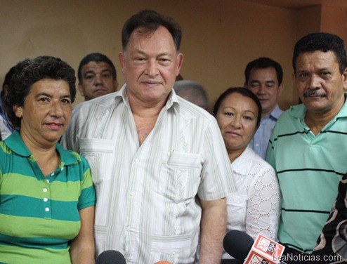 GOBERNADOR CON YANET GUILARTE Y EDGAR BRITO