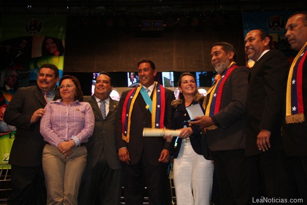 Acto de la Zulianidad en el Teatro Lia Bermudez, con la presencia del Gobernador del Estado Zulia Pablo Perez Como Orador de Orden.