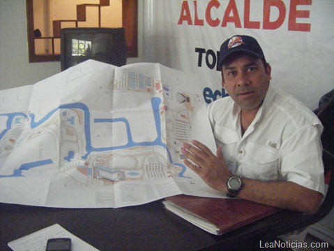 Sergio Padrón muestra los planos del Parque