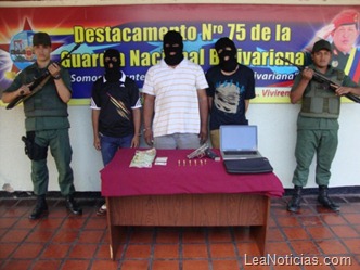 detenidos con arma y dinero