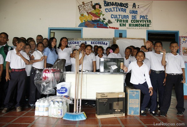 foto 1 Más de 760 estudiantes reciben dotación de El Gato