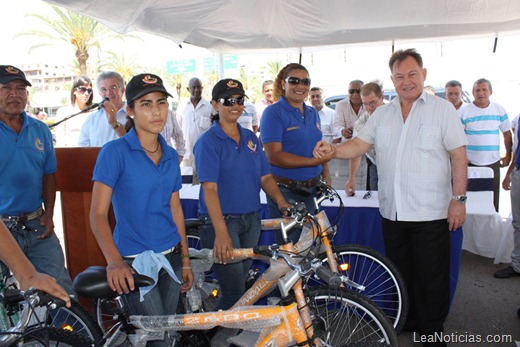 foto gobernador con guardianes