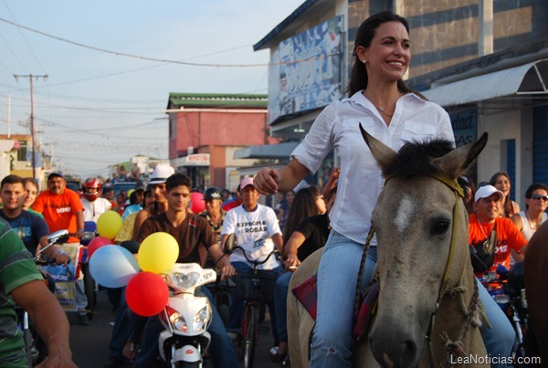 maria-corina-machado-a-caballo-socopo-primarias