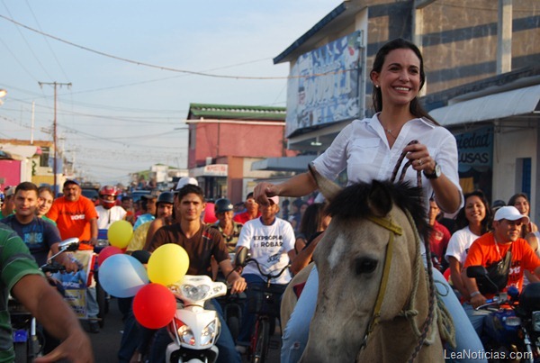 maria-corina-machado-a-caballo