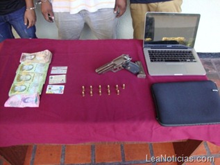 tres sujetos con arma 