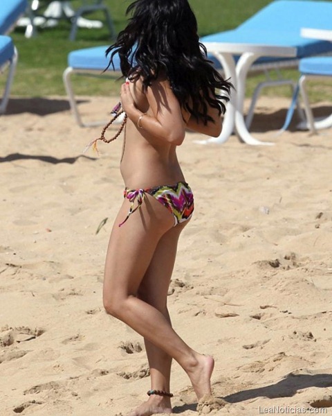 vanessa-hudgens-topless-hawai-6