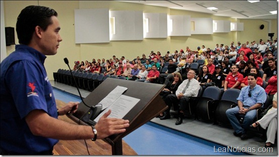 18.2.12 dante hablando acto graduados . jpg