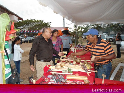 Director de Cultura compartiendo con artesanos de Guanape