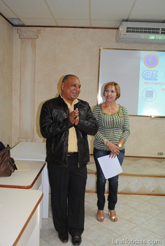 El especialista Carlos Suniaga dictó el taller, le acompaña la secretaria general de ASPUDO Monagas