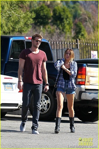 Miley-Cyrus-en-mini-shorts-con-su-novio-en-California7