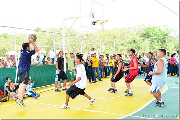 capriles-jugando-baloncesto
