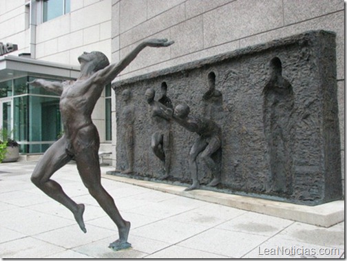 01.-Freedom-Sculpture-by-Zenos-Frudakis