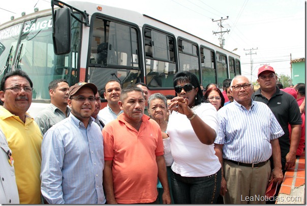 Alcaldia Entrega Autobus En Caigua 04
