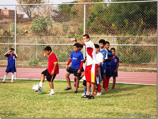 Aurirrojos dictaron clínica a escuelas cristianas de fútbol02
