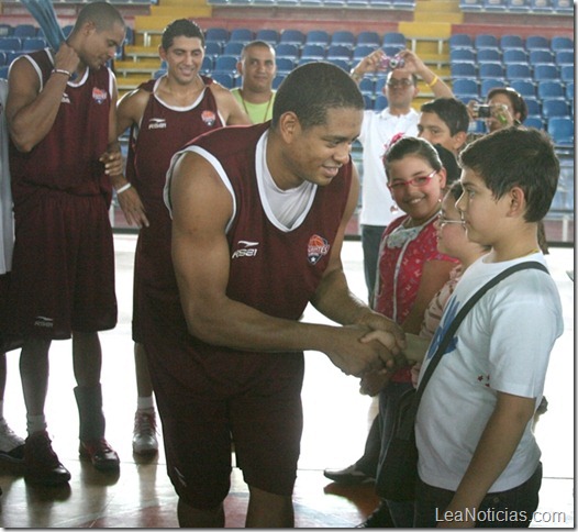 DERWIN RAMÍREZ SALUDANDO A LOS NIÑOS