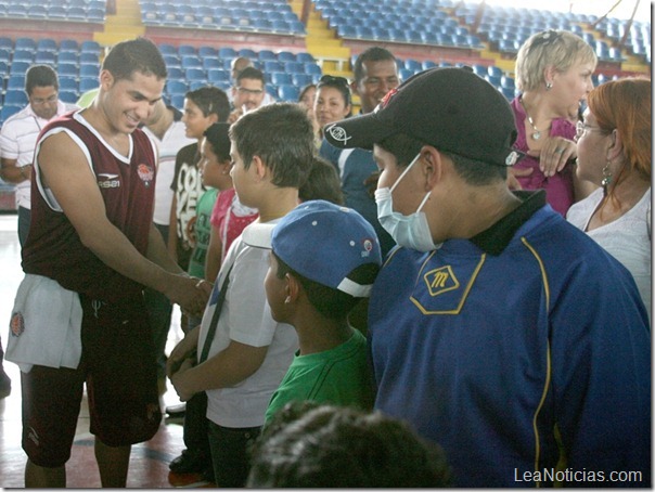 EL NOVATO HAROLD CAZORLA EMOCIONADO SALUDO A  LOS NIÑOS