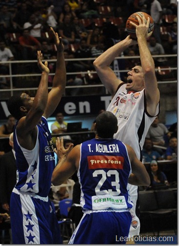 FOTO 3- ANDRE FEELEY LANZANDO