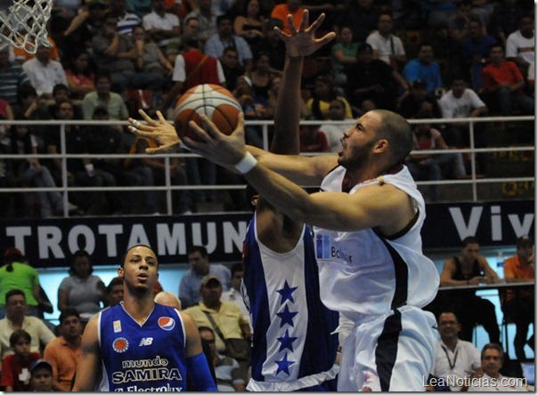 FOTO 5- JOSÉ BRAVO AL ARO