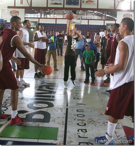 LOS JUGADORES GUIARON A LOS NIÑOS EN LOS LANZAMIENTOS