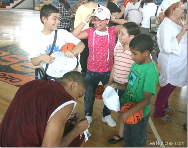 LUIS ALMANZA FIRMANDO AUTOGRAFOS