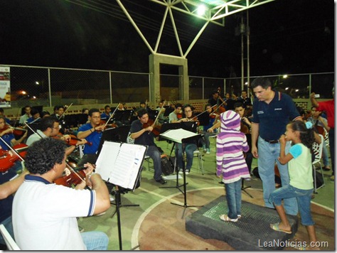 Niños de la comunidad dirigieron a la Orquesta