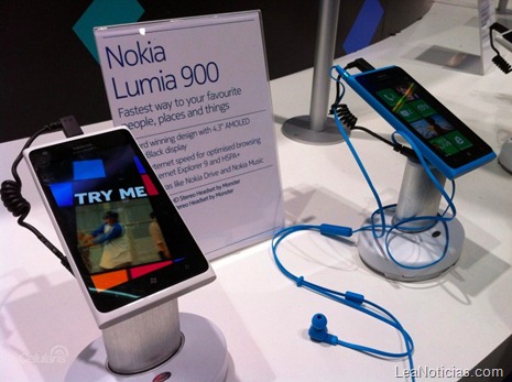 Nokia-Lumia-900-8-800x597