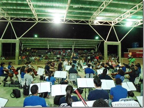 Vecinos de la comunidad se deleitaron con las notas de la OSA Vecinos de la comunidad se deleitaron con las notas de la OSA