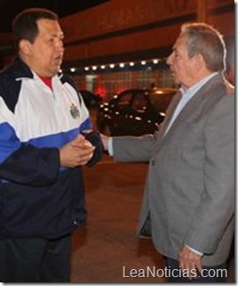 Castro recibe a Chávez a su llegada a La Habana